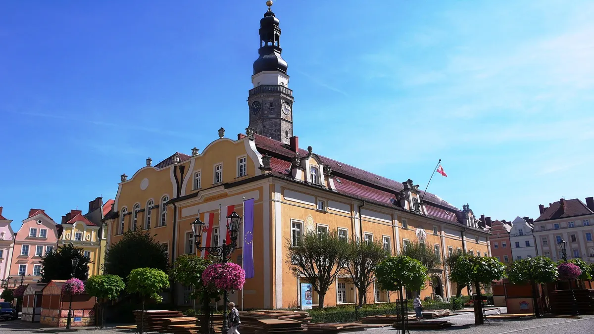 The market square of Bolesławiec with the town hall tower and colourful tenement houses